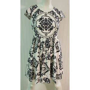 LULU'S DRESS ZIP BACK CAP SLEEVE SIZE SMALL